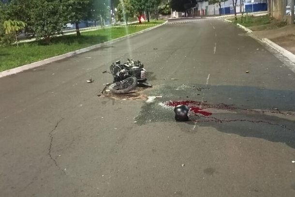 Motocicleta ficou ca&iacute;da na Avenida F&aacute;bio Zahran ap&oacute;s o acidente que matou Pedro Nunes Moraes Marques Morato na noite de domingo (Foto: Direto das Ruas)