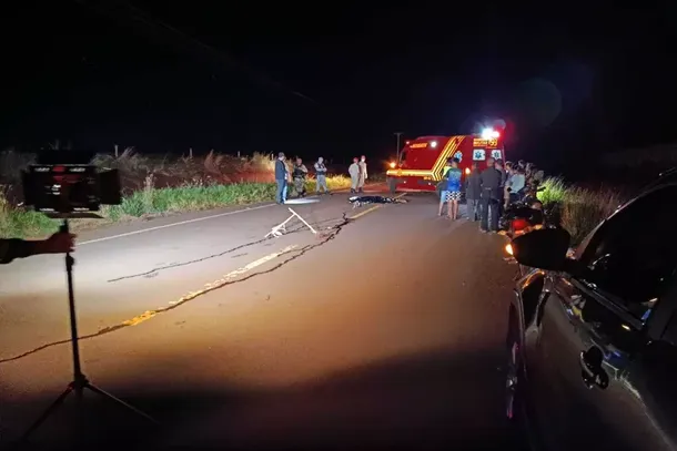 Corpo de Bombeiros isola a &aacute;rea do acidente at&eacute; a chegada da equipe funer&aacute;ria. (Foto: Leandro Holsbach)