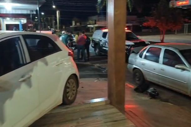 O ve&iacute;culo ap&oacute;s invadir a varanda da sorveteria