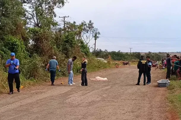 Equipe de per&iacute;cia na estrada onde Rose Batista Cabreira foi encontrada morta, em Dourados (Foto: Osvaldo Duarte)