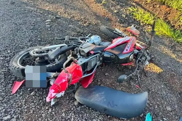 Motocicleta onde estatavam as v&iacute;timas ficou destru&iacute;da (Foto: Not&iacute;cias do Crep&uacute;sculo)