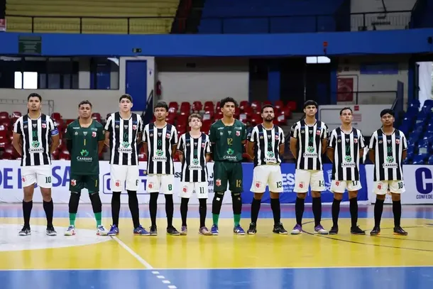 Time da LEC de Caarap&oacute; em quadra antes de partida contra o E.C. Vivaz no Gin&aacute;sio Guanandiz&atilde;o (Foto: Gigio Neves)