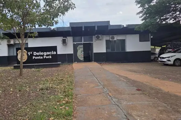 Delegacia onde marido de mulher morta em atropelamento est&aacute; preso (Foto: Ti&atilde;o Prado/Ponta Por&atilde; Informa)