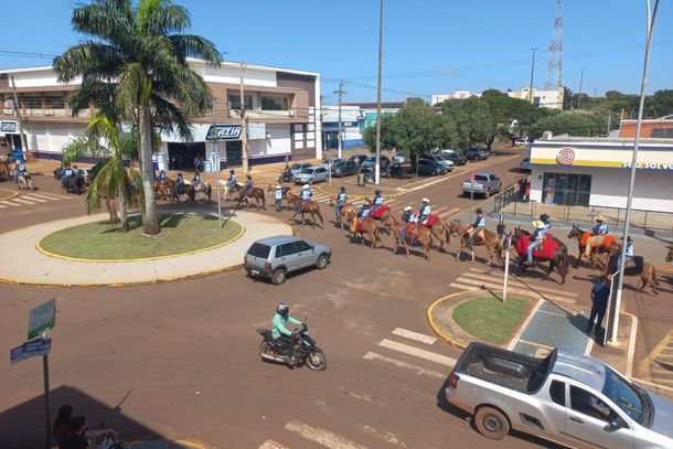 Um dos momentos da Cavalgada passando pelo centro de Caarap&oacute;