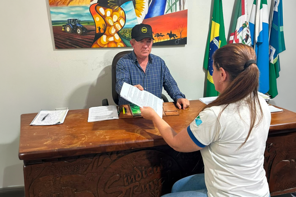 Presidente Edio Kilian, com funcion&aacute;ria no escrit&oacute;rio do Sindicato Rural de Caarap&oacute;
