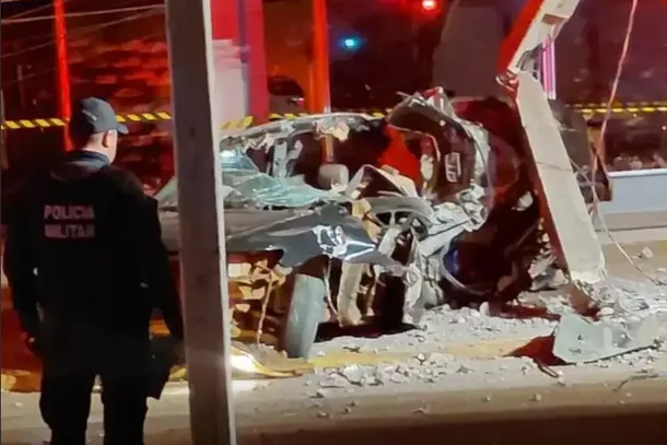 Carro onde estava Gustavo totalmente destru&iacute;do (Foto: A Gazeta News)