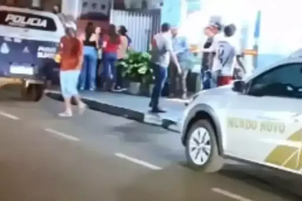 Movimenta&ccedil;&atilde;o em frente ao bar onde crime aconteceu (Foto: T&aacute; na M&iacute;dia Navira&iacute;)