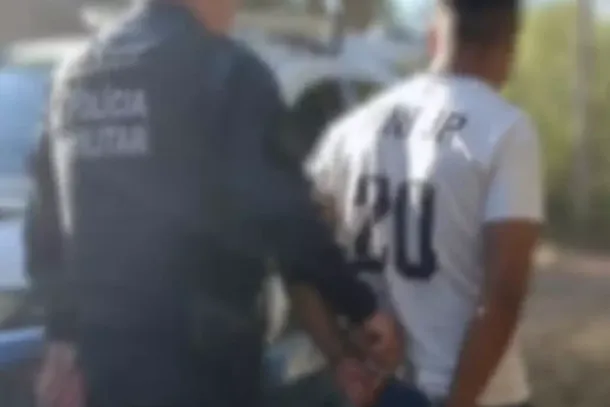 Suspeito de matar Marta Florentino Godoi &eacute; conduzido pela Pol&iacute;cia Militar ap&oacute;s ser localizado na tarde deste domingo (Foto: Aquidauana News)