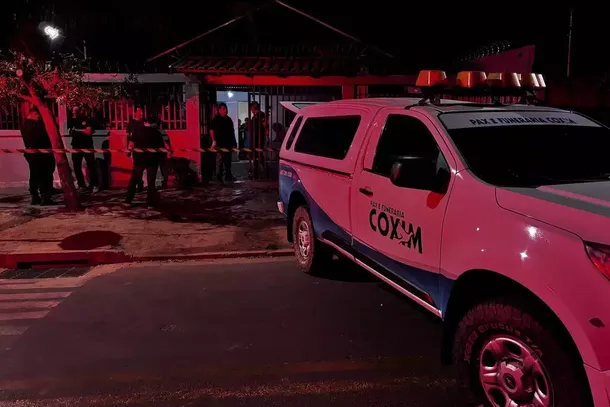 Per&iacute;cia e equipes de seguran&ccedil;a foram mobilizadas durante a madrugada desta sexta-feira (14) ap&oacute;s a ocorr&ecirc;ncia que resultou na morte de Rafael da Silva Nogueira e Daniel Braz dos Santos Silva (Foto: Coxim Agora)