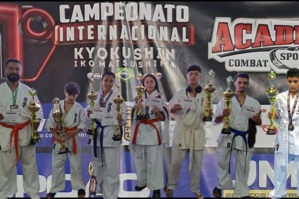 Os atletas de Caarap&oacute; com os oito trof&eacute;us conquistados