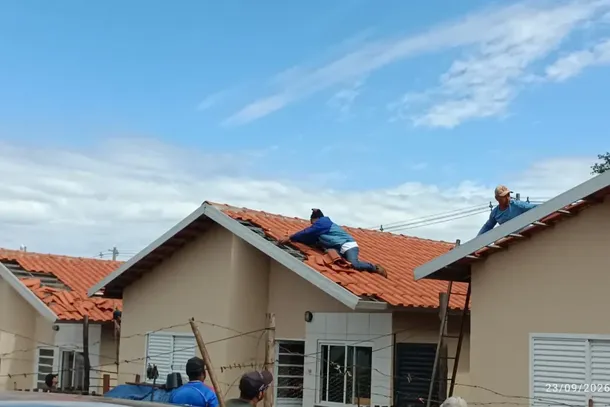 Servidores realizando a restaura&ccedil;&atilde;o dos telhados afetados