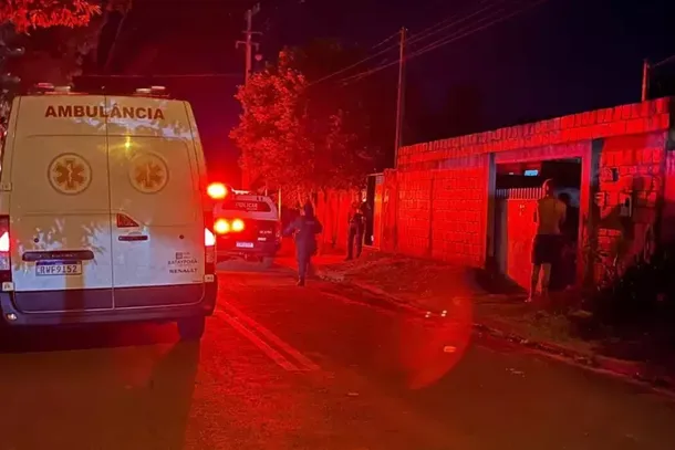 Ambul&acirc;ncia da Secretaria Municipal de Sa&uacute;de chegou a ser acionada, mas &oacute;bito foi confirmado ainda no local. (Foto: Nova News)