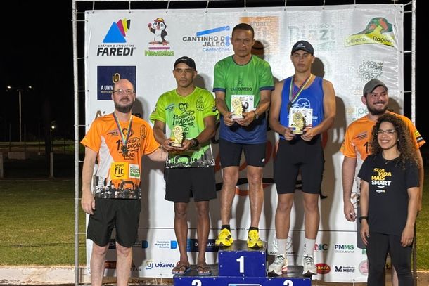 O atleta S&eacute;rgio de Andrade Santos, da equipe CP&Oacute; Runners, de Caarap&oacute;, ocupando o 1&ordm; lugar no p&oacute;dio de premia&ccedil;&atilde;o