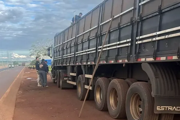Momento em que policiais rodovi&aacute;rios federais abordaram caminh&atilde;o na BR-163; semirreboque com geradores usava mesma placa do ve&iacute;culo parado em MS (Foto: Divulga&ccedil;&atilde;o)