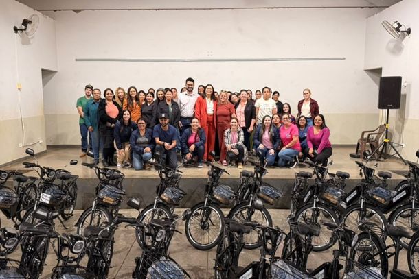 Autoridades municipais, agentes de sa&uacute;de e as bicicletas entregues