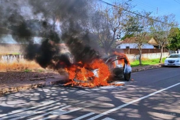 Carro pega fogo no meio da rua em Dourados e fica completamente destru&iacute;do