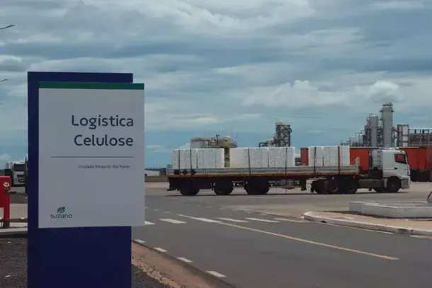 Caminh&atilde;o carregado com celulose em f&aacute;brica da Suzano em Ribas do Rio Pardo (Foto: Osmar Veiga)