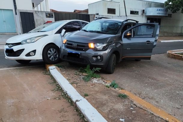 Os ve&iacute;culos envolvidos no acidente no fim desta ter&ccedil;a-feira (8), em Caarap&oacute;