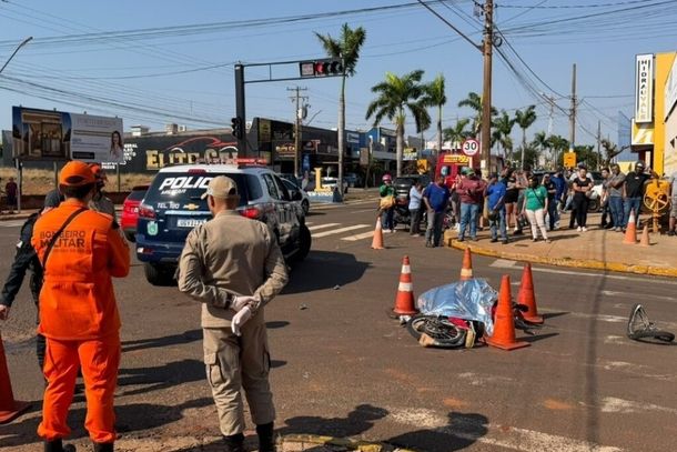 Equipes de socorro, policiais e curiosos no local do acidente. (Foto: Jornal da Nova)