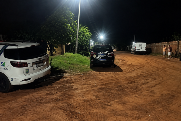 Viaturas em frente aresid&ecirc;ncia onde tr&ecirc;s pessoas foram encontradas mortas (Foto: Jornal da Nova)
