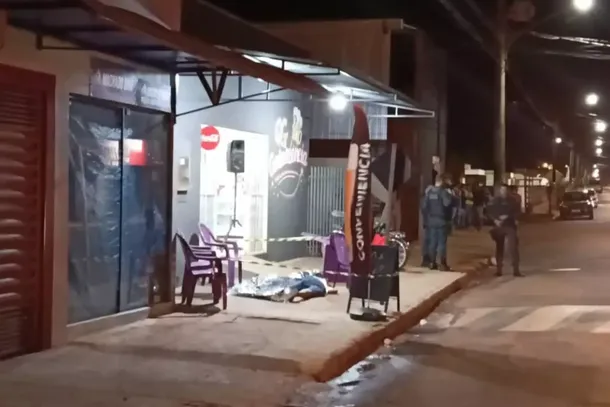 Local do crime foi isolado por fita isolada; corpo da v&iacute;tima aparece coberto por papel termossens&iacute;vel. (Foto: TV Planalto)