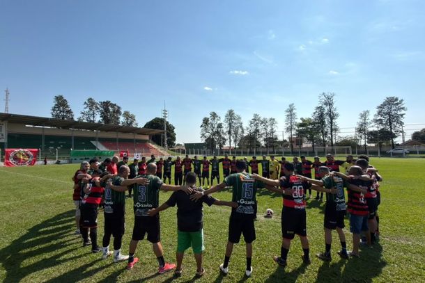 Momento de f&eacute; antes do in&iacute;cio da partida no Carec&atilde;o