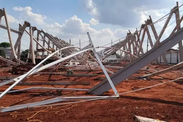 Estrutura de mercado desabado na Avenida Rachel de Queiroz (Foto: Direto das Ruas)