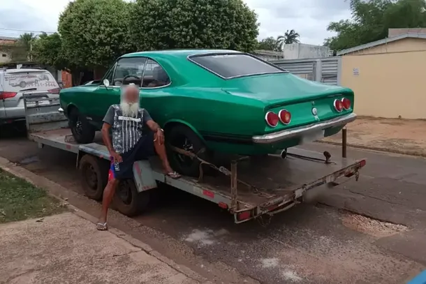 Aposentado com o Opala sendo levado pelo guincho (Foto: Direto das Ruas)