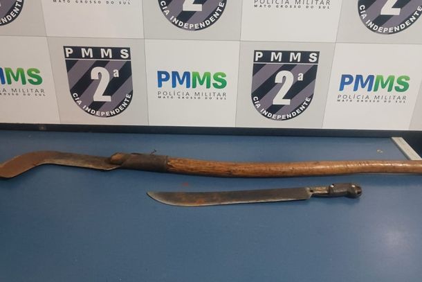 Foice e fac&atilde;o apreendidos pela equipe da Pol&iacute;cia Militar