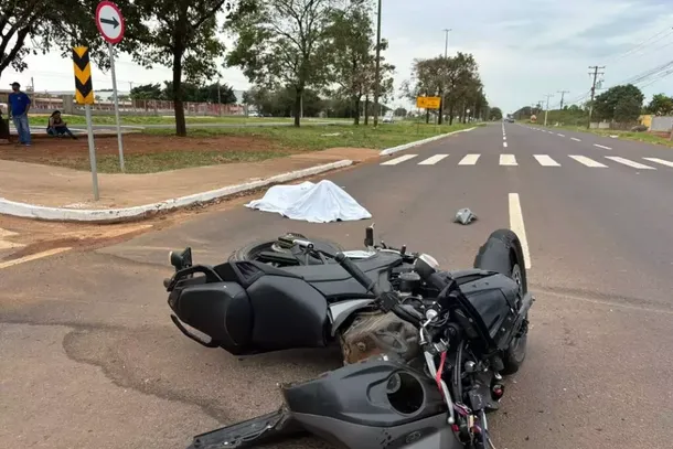 Corpo de Edson ao lado da motocicleta no cruzamento onde batida aconteceu (Foto: Alice Lemos)