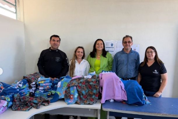 Autoridades com os produtos confeccionados pelos internos do pres&iacute;dio de Caarap&oacute;