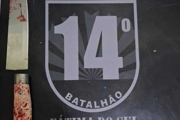 Faca utilizada no crime, apreendida pela Pol&iacute;cia Militar (Foto: Divulga&ccedil;&atilde;o)