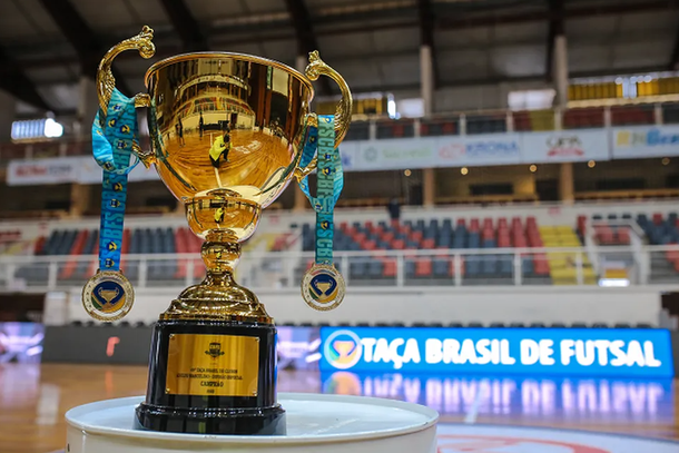 Trof&eacute;u da Ta&ccedil;a Brasil de Futsal que ser&aacute; entregue ao time campe&atilde;o (Foto: Maur&iacute;cio Moreira/CBFS)