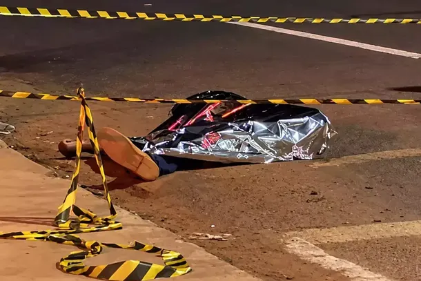 Corpo de homem coberto por manta t&eacute;rmica ap&oacute;s homic&iacute;dio na madrugada desta quarta-feira (Foto: Rio Verde News)