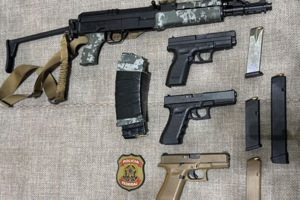 Tr&ecirc;s pistolas calibre 9mm e um fuzil calibre 5.56mm apreendidos pela PF em julho do ano passado - Divulga&ccedil;&atilde;o/PF  
