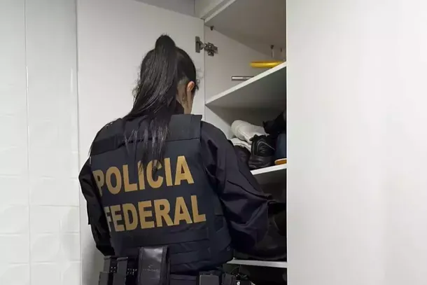 Agente da Pol&iacute;cia Federal durante o cumprimento do mandado de busca e apreens&atilde;o na casa de um dos investigados em Mundo Novo (Foto: Divulga&ccedil;&atilde;o)