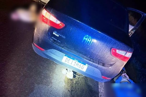 Momento em que os dois homens pararam carro na rodovia e se entregaram aos policiais rodovi&aacute;rios federais (Foto: Divulga&ccedil;&atilde;o)