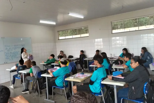 Projeto leva informa&ccedil;&atilde;o sobre viol&ecirc;ncia dom&eacute;stica a estudantes de Caarap&oacute;
