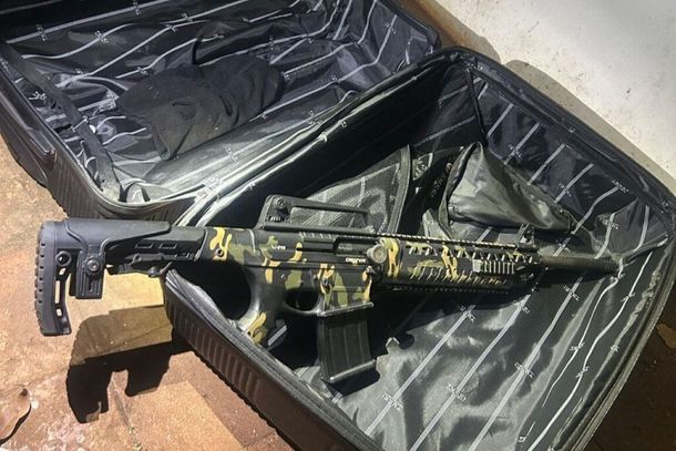 Espingarda calibre 12, modelo VR90, encontrada dentro de mala no im&oacute;vel; arma ser&aacute; analisada para verificar poss&iacute;vel rela&ccedil;&atilde;o com homic&iacute;dio (Foto: Divulga&ccedil;&atilde;o/BPMChoque)
