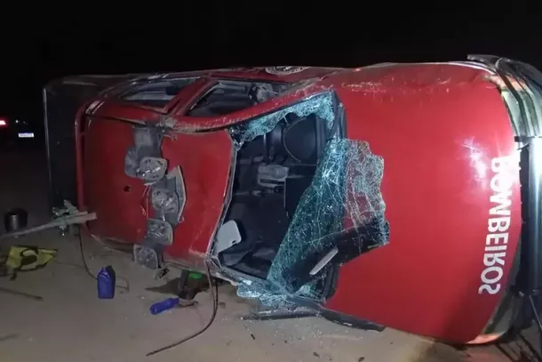 Viatura ficou destru&iacute;da ap&oacute;s o acidente durante o deslocamento para a ocorr&ecirc;ncia (Foto: Divulga&ccedil;&atilde;o/Corpo de Bombeiros)