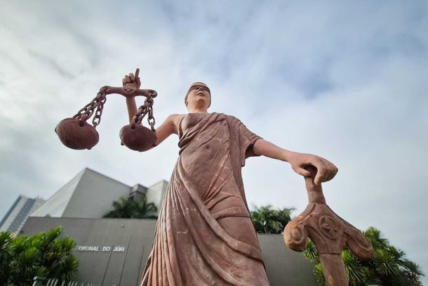 Deusa da Justi&ccedil;a em frente ao F&oacute;rum de Campo Grande (Foto: arquivo)