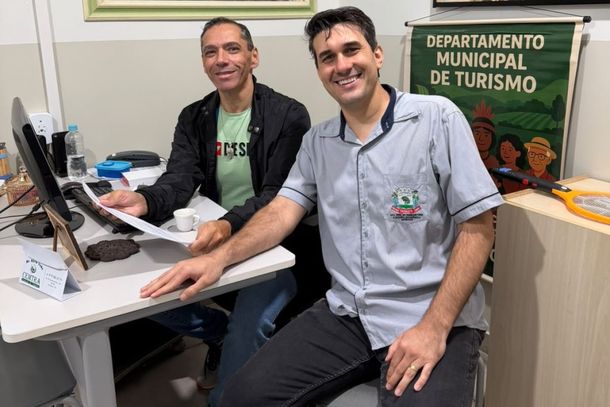 Everaldo Kolschraiber (E) e o engenheiro Gustavo Becker