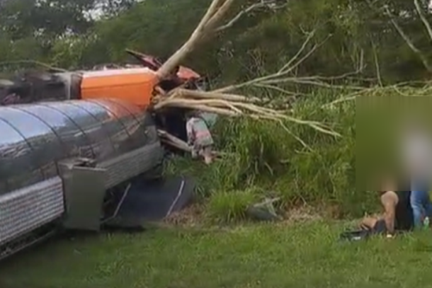Caminh&atilde;o-tanque sai da pista e tomba &agrave;s margens da BR-163 em Caarap&oacute;