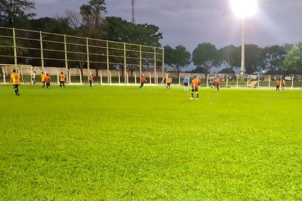 Lance de uma das partidas de abertura do Campeonato Amador de 2026