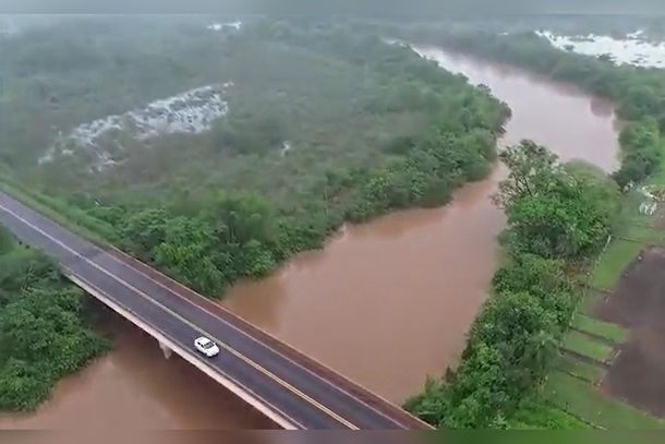 Chuva eleva a 3 metros n&iacute;vel do Rio Dourados e &aacute;gua arrasta esta&ccedil;&atilde;o de pesca