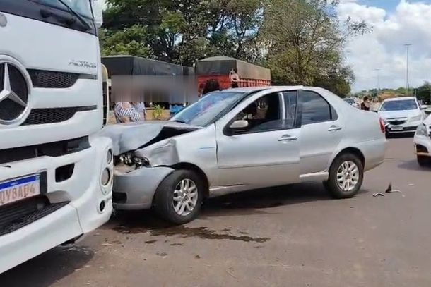 A carreta e os ve&iacute;culos envolvidos no acidente em Caarap&oacute;