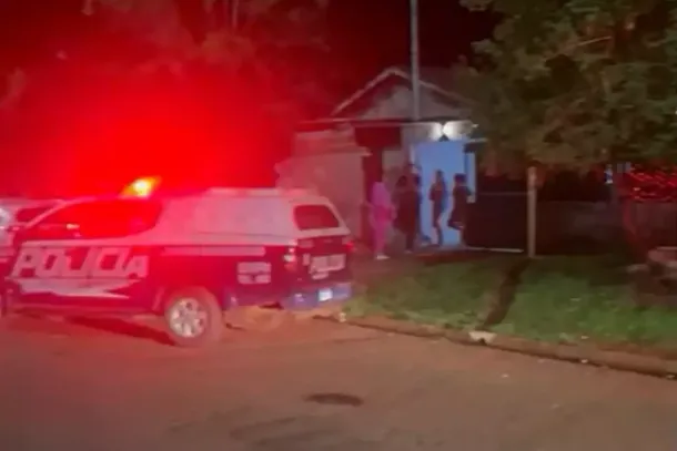 Pol&iacute;cia em frente ao local onde crime aconteceu na noite de ter&ccedil;a-feira (Foto: Robertinho | Maracaju Speed)