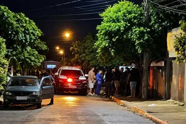 Viaturas da PM em frente ao local do crime. (Foto: TV Cabra de Bataypor&atilde;)