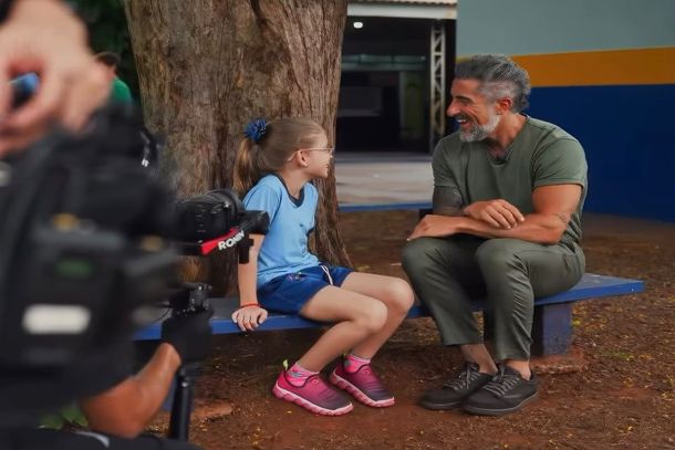 Em Dourados, apresentador Marcos Mion grava quadro do 'Caldeir&atilde;o'