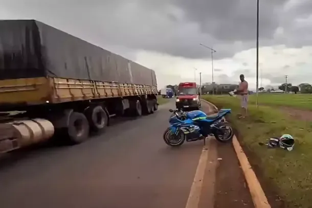 Capacete se soltou da cabe&ccedil;a de v&iacute;tima e parou em canteiro da BR-163. (Foto: Alvorada Informa)